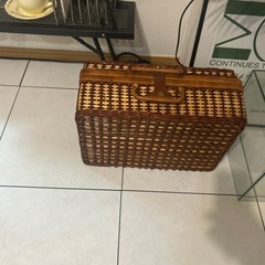 ピクニック籠と皿セットの画像