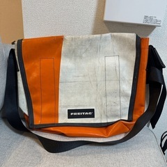 FREITAG Dexter メッセンジャーバッグ オレンジ/ホワイトの画像
