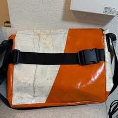 FREITAG Dexter メッセンジャーバッグ オレンジ/ホワイトの画像