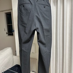 ユニクログレー スラックスの画像