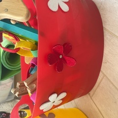 おもちゃとプラの大きなかごの画像