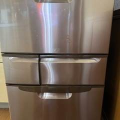 古い冷蔵庫の画像