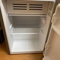 【新品未使用。特典付き】冷蔵庫(製氷機能付き)　65L　グレーの画像