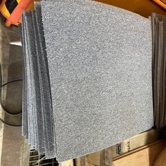 中古タイルカーペットの画像