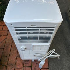 Midea製のポータブルエアコンの画像
