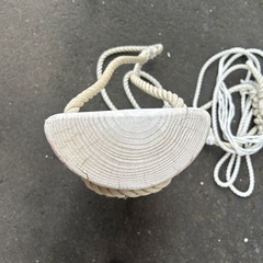 木製丸太ブランコの画像