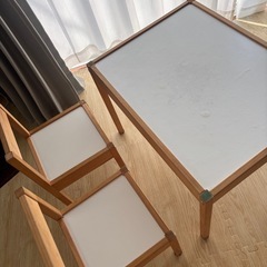 子供のテーブルセットの画像