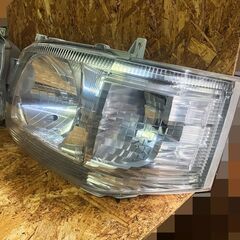 トヨタ200系ハイエース3型純正ヘッドライト左右セット黄ばみ無しコーティング済みの画像