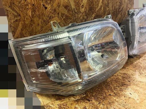 トヨタ200系ハイエース3型純正ヘッドライト左右セット黄ばみ無しコーティング済み