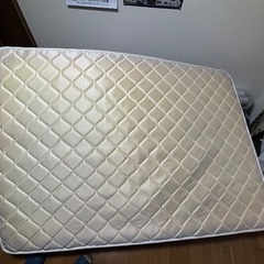 ダブルベッド用のマットレスの画像