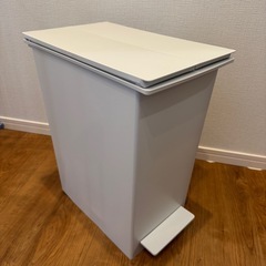 【無地良品】ペダル式ダストボックス　ゴミ箱　両開きフタ付き　45Lの画像