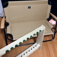 家電や折りたたみ長椅子、釣り竿掛けの画像