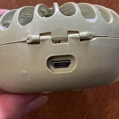 コンパクトミラー型携帯扇風機💚 ミニ扇風機 動作確認済❗️ 手のひらサイズ USB充電式 コンパクトハンディファン 熱中症対策グッズ 小型折りたたみ式　カーキーの画像