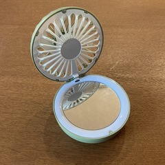 コンパクトミラー型携帯扇風機💚 ミニ扇風機 動作確認済❗️ 手のひらサイズ USB充電式 コンパクトハンディファン 熱中症対策グッズ 小型折りたたみ式　カーキーの画像