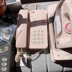 アイロン、電話機、時計などの画像