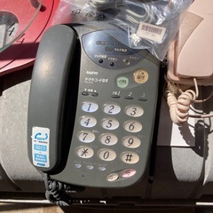 アイロン、電話機、時計などの画像