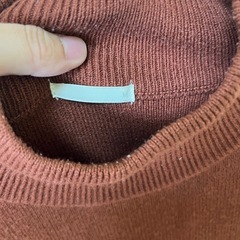 GU ブラウン タートルネック ニットワンピースの画像
