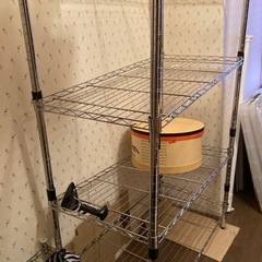 ソファ、マット、棚4段、棚2段の画像