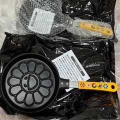 新品未使用！送料込！紀伊國屋ポーチKINOKUNIYA村上隆お花フライパン2個！スマートの画像