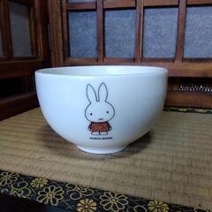 ミッフィーの丼2個、小皿2枚、湯呑み1個の画像