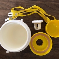 注いで飲むタイプの水筒の画像