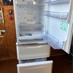 H2101 三菱　MITSUBISHI 2010年　棚板一枚欠品　335L  自動製氷器付き　3ドア冷蔵庫の画像