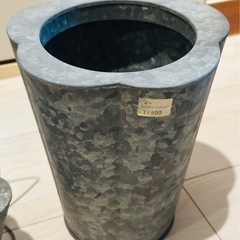 未使用【キャトルセゾン】ブリキ　フラワーポット　2個セットの画像