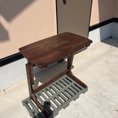 高さ調整できる小机の画像