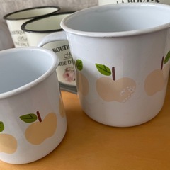 ホーロー風の容器とカップまとめての画像