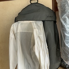 4Lのスーツとワイシャツの画像
