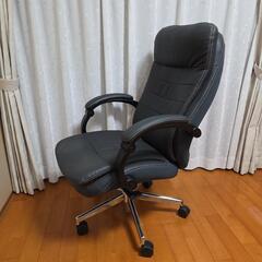 ブラックのオフィスチェア高背もたれ肘掛け付きの画像
