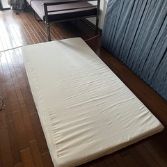 マットレス薄め、カバー付きの画像