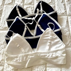 【新品未使用✨】ノンワイヤー スポブラ S 白 黒 紺レタープリント ブラジャー 3枚セット 女性用スポーツウェアの画像