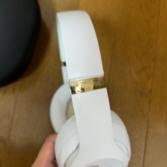 【ジャンク品】beats ホワイト ワイヤレスヘッドホン の画像