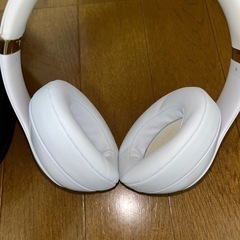 【ジャンク品】beats ホワイト ワイヤレスヘッドホン の画像