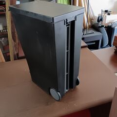 黒い大きなゴミ箱の画像
