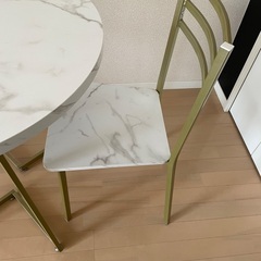 大理石調丸テーブル1つ＋椅子2脚の画像