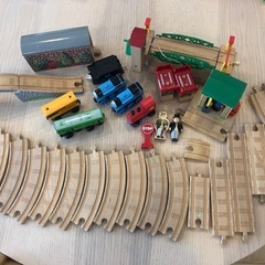 トーマスの電車2台あり　木製レールセットの画像