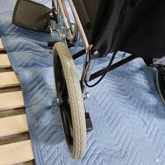 20k  車いす 折り畳み式 軽い車椅子 簡易 軽量 持ち運び易い 介助ブレーキ付き 背折れタイプ ノーパンクタイヤ  y082202kの画像