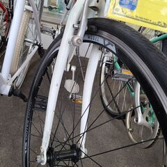 J1335【リユースのサカイ柏店】asahi　アサヒサイクル　クロスバイク　WEEKEND BIKES　7段変速　ホワイト　★店頭にて試乗可★ 簡易クリーニング済　　 中古自転車 　流山市  松戸市 我孫子市 鎌ヶ谷市 船橋市 守谷市 取手市　参考価格37,400円の画像