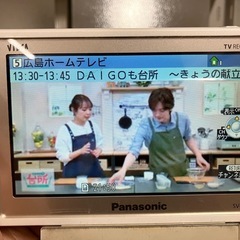  2508-642 Panasonic SV-ME750  ポータブルテレビ 年式不明 通電確認済み 充電ケーブル有り バラ売り不可 キズ汚れ有りの画像