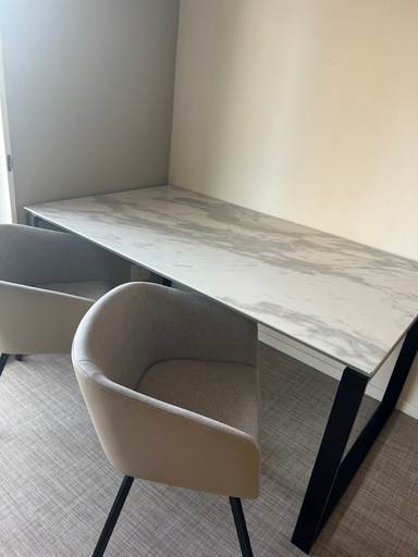 ダイニングテーブルと回転椅子