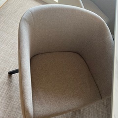 ダイニングテーブルと回転椅子の画像