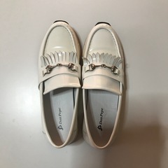 ホワイト
ローファーの画像