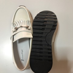 ホワイト
ローファーの画像