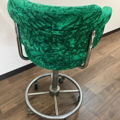 【中古】グリーン ベロア調 カウンターチェア 1人がけ イス 背もたれ 昭和レトロ キャスター付き バー風 スナック風の画像