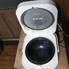 Haier マイコンジャー炊飯器　３合　jj-m31D　中古の画像