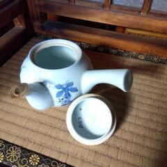 急須と蓋付き茶碗4個の画像
