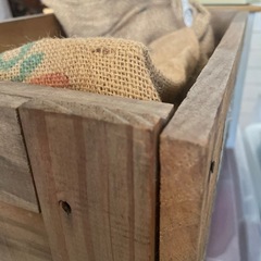 アンティーク木箱とコーヒー麻袋の画像