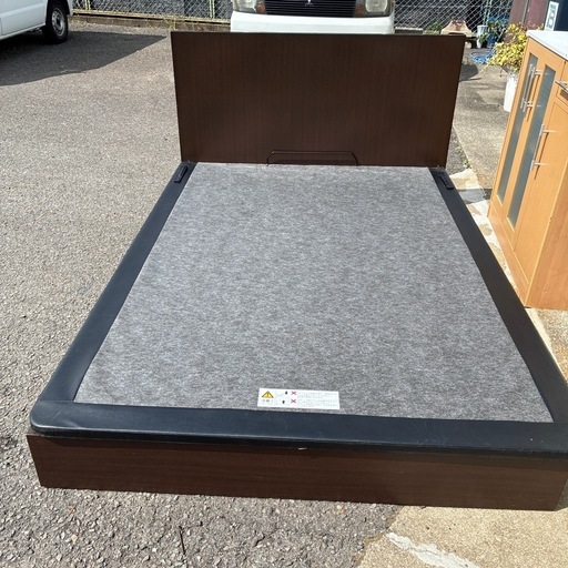 お買い得ダブルベッド　サイドテーブル付き